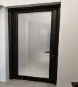 باب المونيوم في زجاج