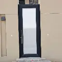 باب حديد في زجاج