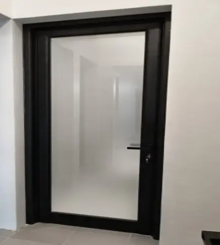 باب المونيوم في زجاج